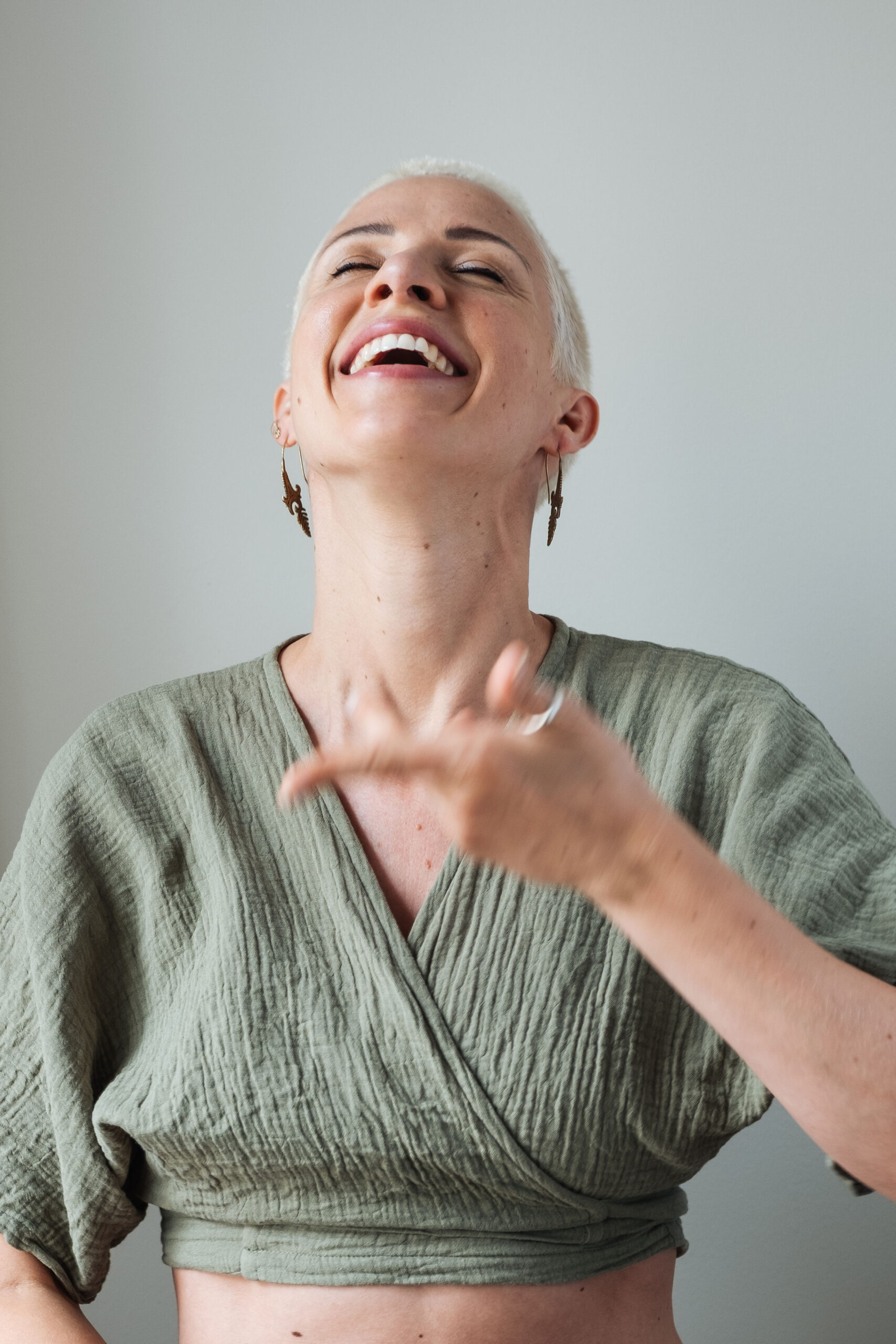 Lisa Trescher – Energiearbeit und Körperarbeit in Traisen, lachend und voller Lebensfreude