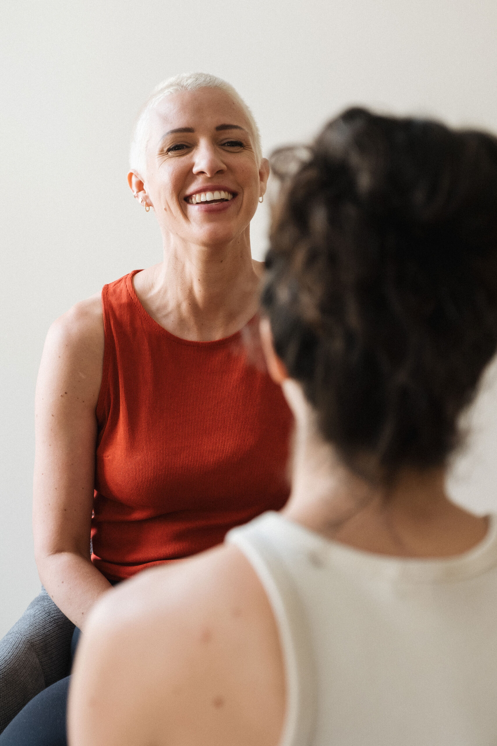 Achtsames Coaching und Gesprächsbegleitung in Traisen – Frau im roten Oberteil lächelt ihrer Klientin zu